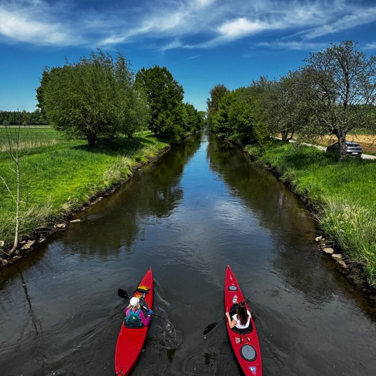 Die Niers mit Kanufahrern Kanutouren auf der Niers sind sehr beliebt und fangen direkt vor der Haustüre an.