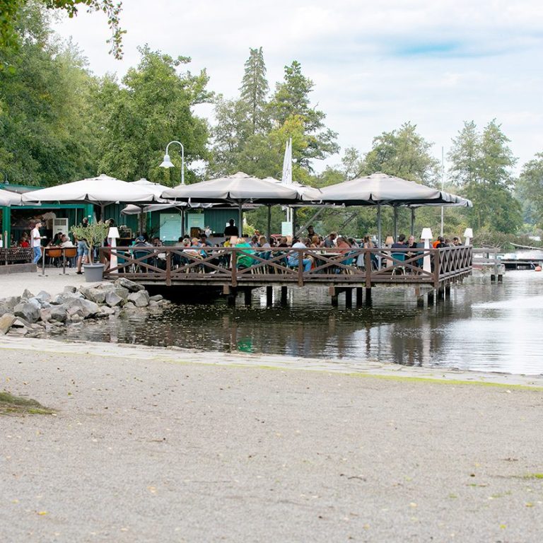 Steeg des Restaurants auf dem Hariksee. Der Hariksee ist ein beliebtes Ausflugsziel mit Restaurants und Bootsverleih.