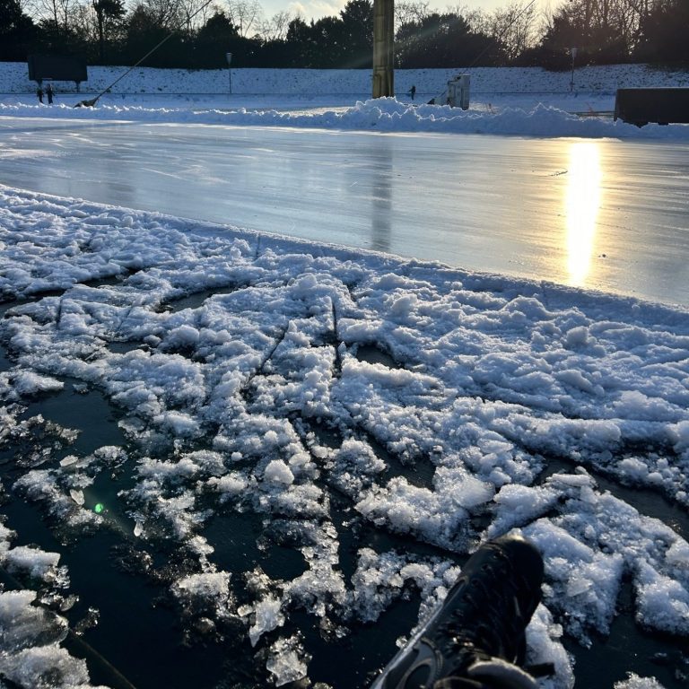 Unser Eissportzentrum in Grefrath Eisstadion in Grefrath am Niederrhein mit über 4000 Quadratmeter Eisfläche.