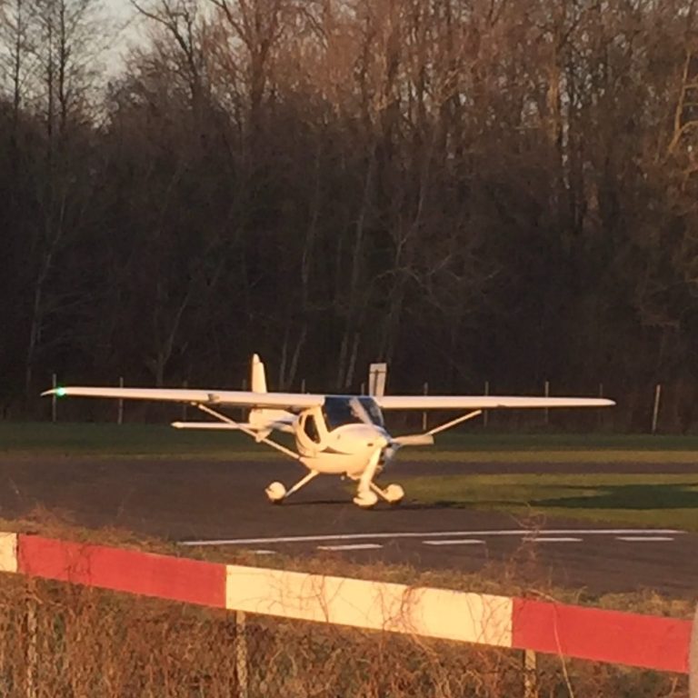 Sportflugzeug auf dem Flugplatz Niershorst Der Sportflugplatz Grefrath Niershorst ist fußläufig erreichbar.