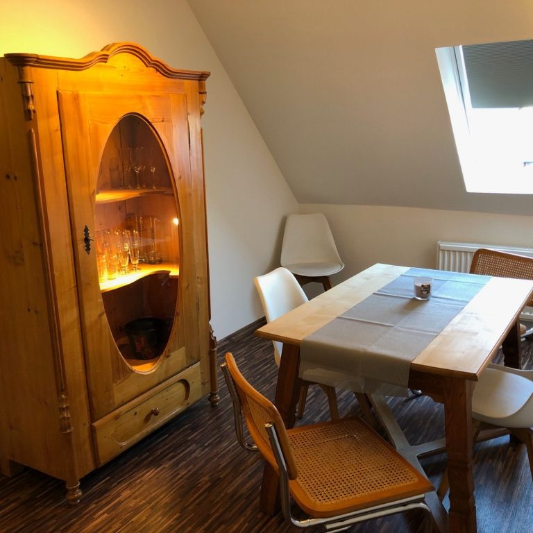 Individuell und gemütlich eingerichtete Essecke in der Ferienwohnung Hildegard im Kreis Viersen. 