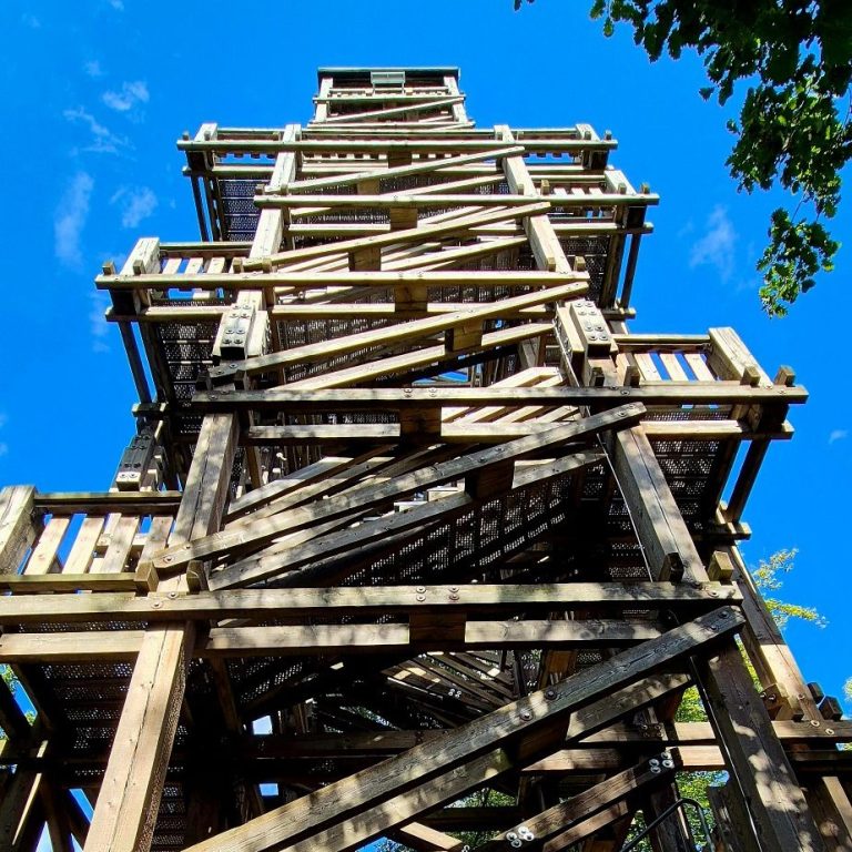 Aussichtsturm in den Hinsbecker Höhen. Mitten in den Hinsbecker Höhen steht der Aussichtsturm.