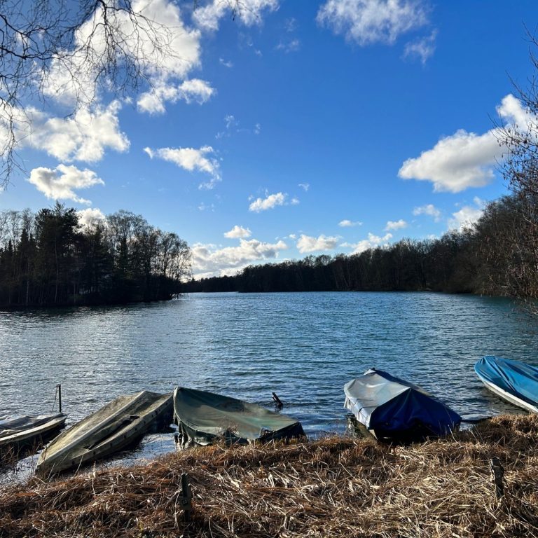 Venekotensee mit Booten. Der Venekotensee liegt mitten im Naturpark Schwalm Nette.